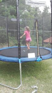 una niñita jugando en un trampolín en Agriturismo Mirasole en Predappio