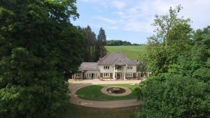 una vista aerea di una grande casa con cortile di Plas Y Dderwen Bed and Breakfast ad Aberystwyth