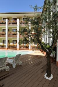 Basen w obiekcie Club Hotel e Residence La Vela lub w pobliżu