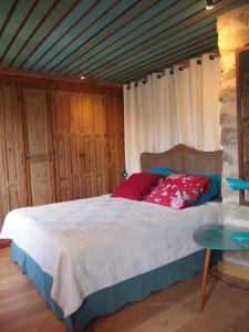 um quarto com uma cama e um tecto em madeira em Riverside Home Cottage em Trèbes