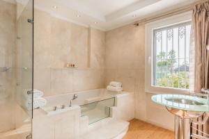 The Residence by the Beach House Marbella的一间浴室