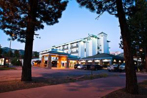 a large building with cars parked in a parking lot at Shilo Inn Mammoth Lakes in Mammoth Lakes