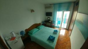 a small room with a bed and a window at Apartman Bećir in Budva