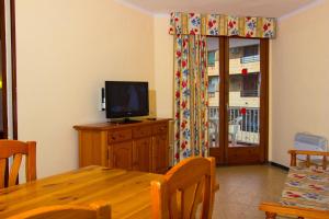 Televízia a/alebo spoločenská miestnosť v ubytovaní Apartamentos Bahia Dorada y Iris
