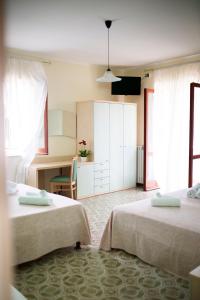 a room with two beds and a kitchen at B&B Il Cavaliere Tropea in Santa Domenica