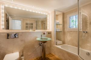 马贝拉The Residence by the Beach House Marbella的带水槽、淋浴和浴缸的浴室