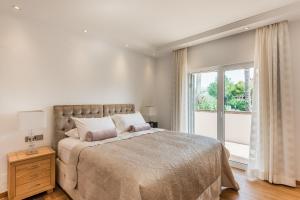 The Residence by the Beach House Marbella客房内的一张或多张床位