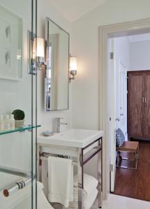 W łazience znajduje się umywalka i lustro. w obiekcie Inns of Mendocino w mieście Mendocino
