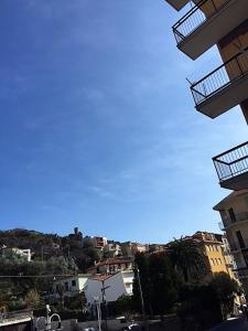 een uitzicht op een stad met gebouwen en een blauwe lucht bij La cà du cavallu in Noli