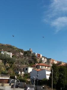 uitzicht op een stad met gebouwen op een heuvel bij La cà du cavallu in Noli