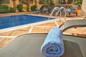 The Residence by the Beach House Marbella内部或周边的泳池