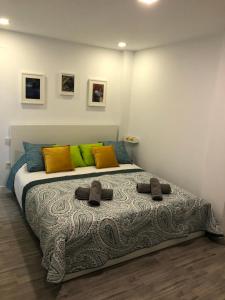 アリカンテにあるApartamento plaza torosのベッドルーム1室(大型ベッド1台、タオル2枚付)