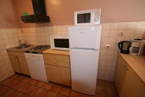 Gîte IRATY du chalet Pedro في Mendive: مطبخ مع ميكروويف فوق الثلاجة