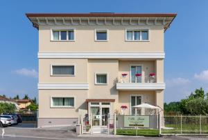 ein Gebäude mit einem Zaun davor in der Unterkunft Villa Luisa Rooms&Breakfast in Peschiera del Garda
