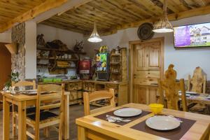 Televízia a/alebo spoločenská miestnosť v ubytovaní Rustic Lodge Plitvice