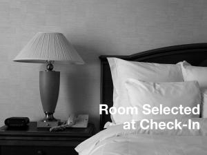 デッドウッドにあるHoliday Inn Resort Deadwood Mountain Grand, an IHG Hotelのベッドルーム1室(ランプ、電話付)