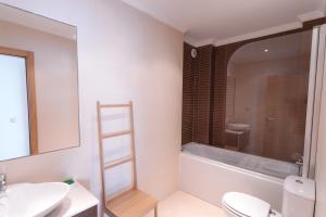 y baño con lavabo, aseo y bañera. en Casas de Mar - Barco, en Olhão 12 fotos más