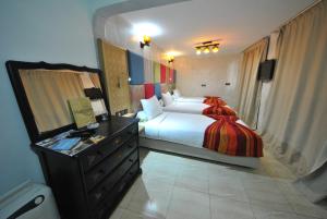 Een bed of bedden in een kamer bij Al Jasira Hotel