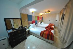 Een bed of bedden in een kamer bij Al Jasira Hotel