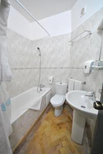 Een badkamer bij Al Jasira Hotel