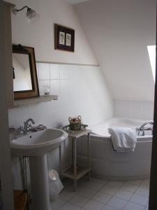 Salle de bains dans l'établissement B&B Kerlilou