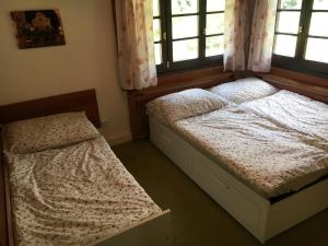 Postel nebo postele na pokoji v ubytování CHATA Privlaky