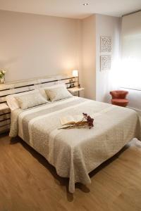 アルゲダスにあるApartamento La Noriaのベッドルーム1室(大型ベッド1台、本付)