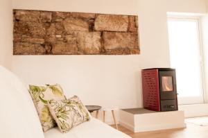 uma sala de estar com um sofá e uma televisão em MARCELA&JOAQUIN MOUNTAIN HOUSE em Fasnia