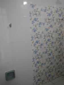 a bathroom with blue flowers on the wall at Blue Day in Canoa Quebrada