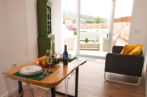 uma sala de jantar com uma mesa e uma garrafa de vinho em MARCELA&JOAQUIN MOUNTAIN HOUSE em Fasnia