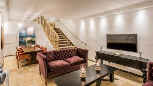 The Residence by the Beach House Marbella的电视和/或娱乐中心