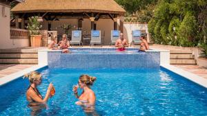 The Residence by the Beach House Marbella内部或周边的泳池