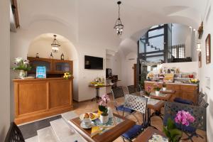un soggiorno con tavolo e sedie di Palazzo delle Grazie a Sorrento