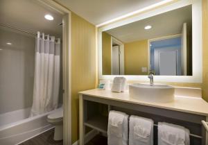 Kamar mandi di Breakers Resort Hotel