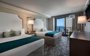 Tempat tidur dalam kamar di Breakers Resort Hotel