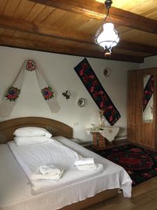 バドゥ・イゼイにあるPensiunea Ileana Telepteanのベッドルーム1室(壁にクリスマス装飾のベッド1台付)
