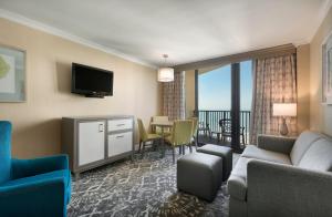 Televisi dan/atau pusat hiburan di Breakers Resort Hotel
