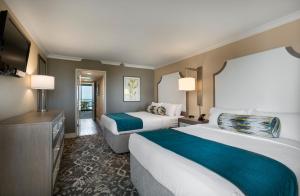 Tempat tidur dalam kamar di Breakers Resort Hotel