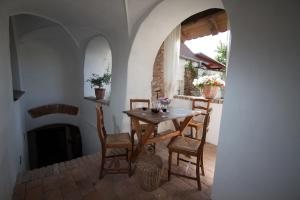 une salle à manger avec une table, des chaises et une cheminée dans l'établissement Vestonicka Moruse, à Dolní Věstonice