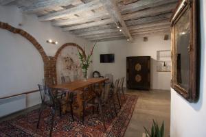 - une salle à manger avec une table et des chaises en bois dans l'établissement Vestonicka Moruse, à Dolní Věstonice