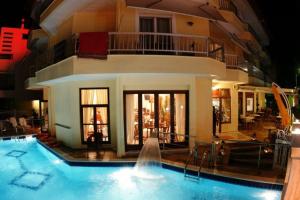 Bazén v ubytovaní Hotel Eden alebo v jeho blízkosti