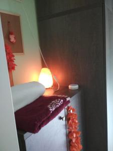 Habitación pequeña con cama con lámpara. en Blue Maizon en Heraclión