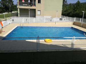een groot zwembad bovenop een gebouw bij Apartamento Costa de Lugo in Foro