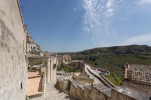 vista dalla cima di una città con edifici di Tutte le Albe nei Sassi a Matera