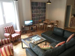 uma sala de estar com um sofá, cadeiras e uma mesa em Sancha de Lara em Málaga