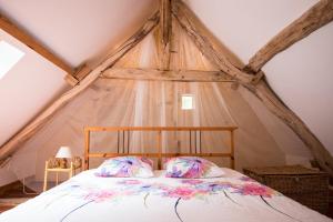 ein Schlafzimmer mit einem Bett in einem Zelt in der Unterkunft Holiday home Le Vaugarnier in Couture-sur-Loir