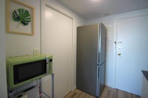 a room with a television and a refrigerator at CasaTuris Estudio con vistas que enamoran en Centro de Alicante A119 in Alicante