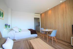 1 dormitorio con 1 cama, mesa y sillas en CasaTuris Estudio con vistas que enamoran en Centro de Alicante A119, en Alicante