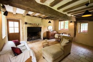 ein Wohnzimmer mit Sofa und Kamin in der Unterkunft Holiday home Le Vaugarnier in Couture-sur-Loir