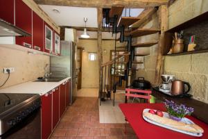 Una cocina o kitchenette en Holiday home Le Vaugarnier